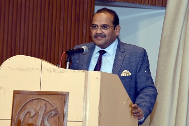 Honorable Justice Jitendra Kumar Maheshwari, Judge, Supreme Court of India addressing the audience in special lecture organized by Faculty of Law